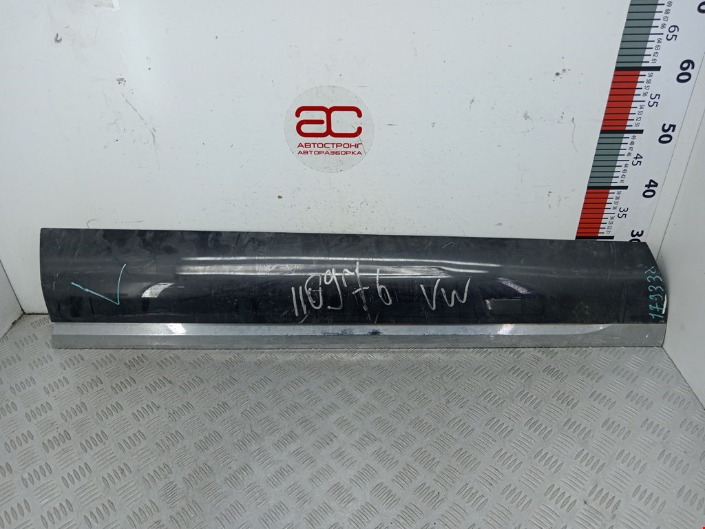 Накладка декоративная (молдинг) двери передней левой Volkswagen Touareg 2 (2010-2018)