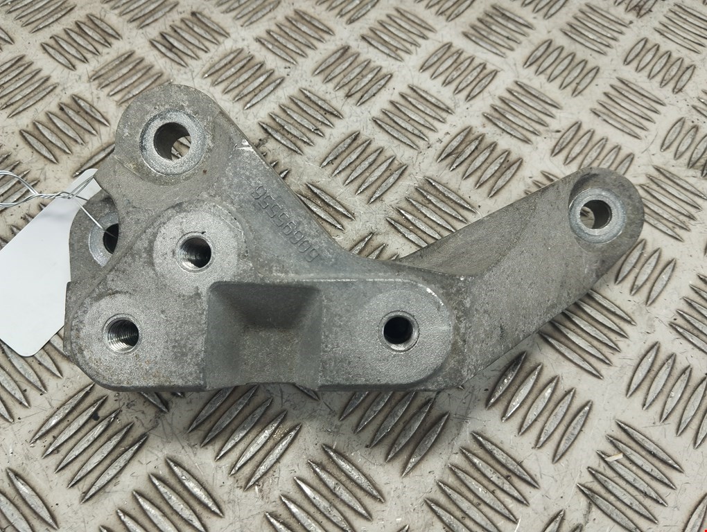 Кронштейн (крепление лапа траверса) кпп Alfa Romeo 159 (939) (2005-2011)