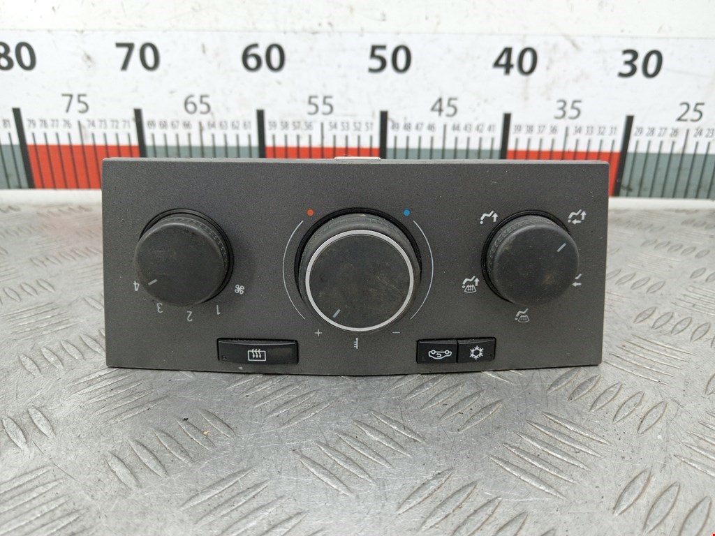 Блок управления климат-контроля Opel Astra H (2004-2014)