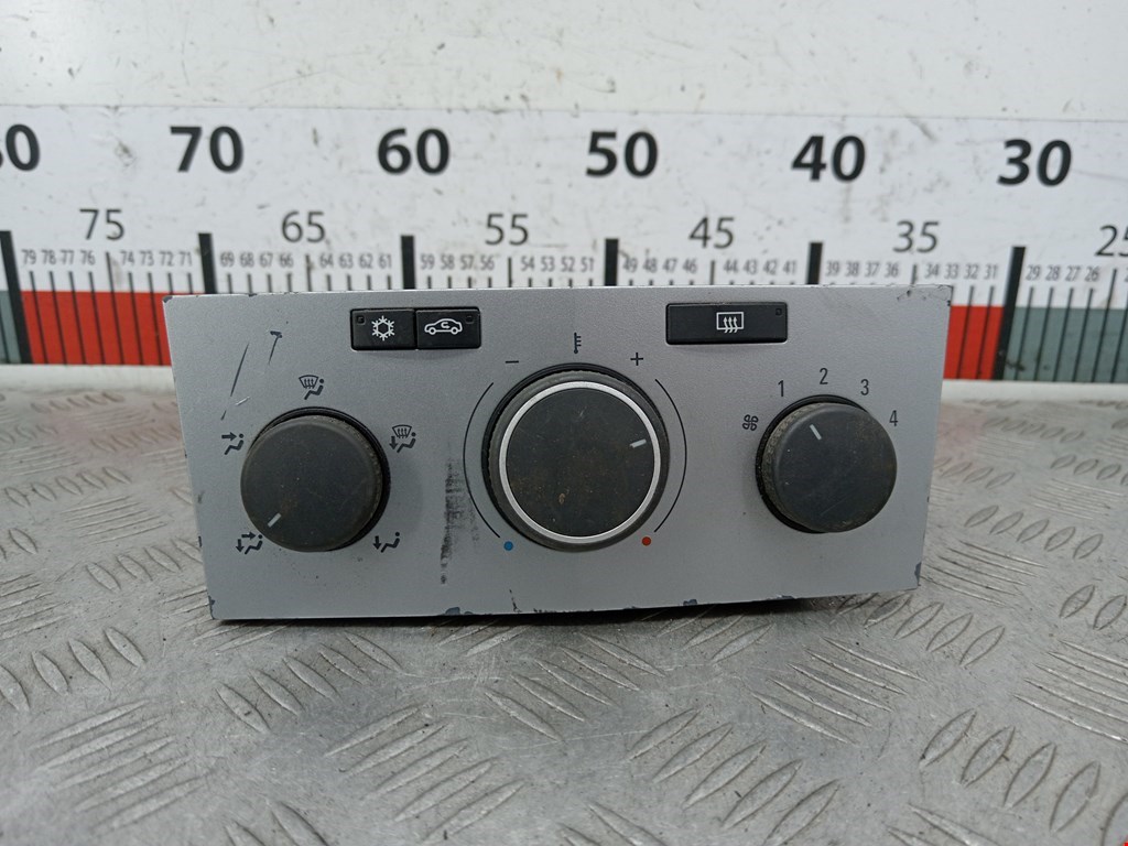 Блок управления климат-контроля Opel Astra H (2004-2014)