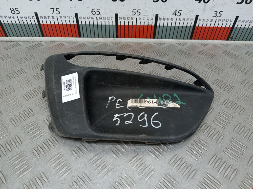 Решетка (рамка) фары противотуманной правой Kia Rio X-line (2017-2022)