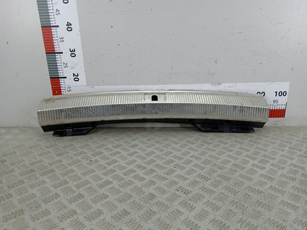 Накладка внутренняя на заднюю панель кузова (багажника замка багажника) Audi Q7 4L (2005-2015)