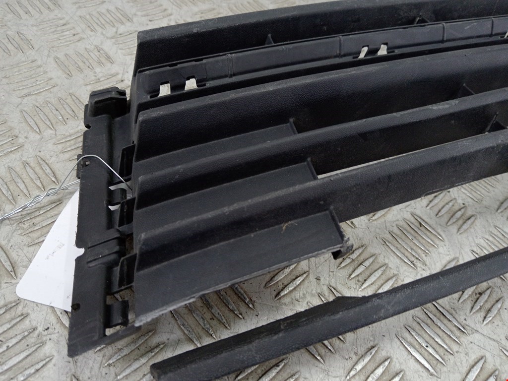 Решетка в бампер VOLKSWAGEN Polo V HB 2009-2017