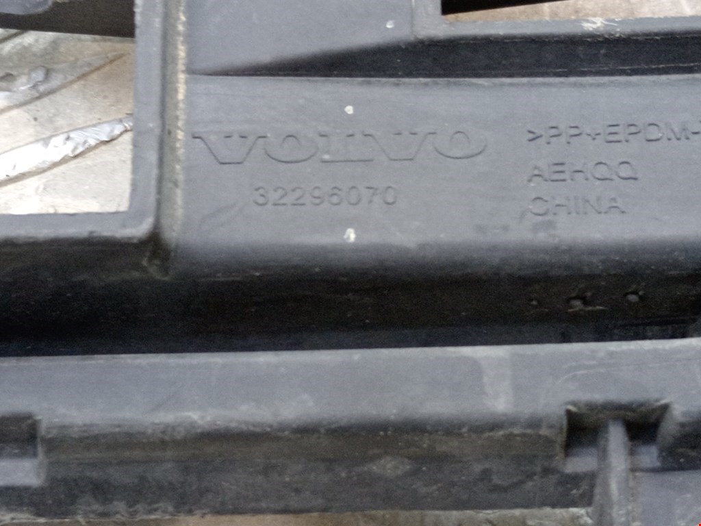 Решетка в бампер VOLVO XC60 I 2008-2017