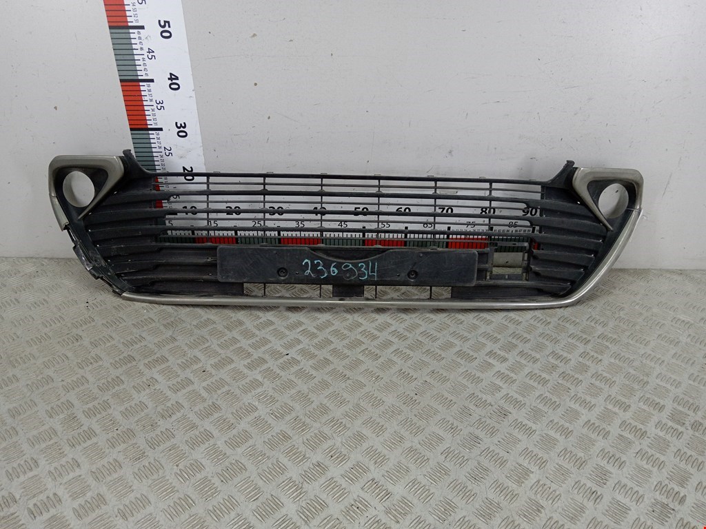 Решетка (заглушка) в бампер центральная Toyota Camry (XV50) (2011-2014)