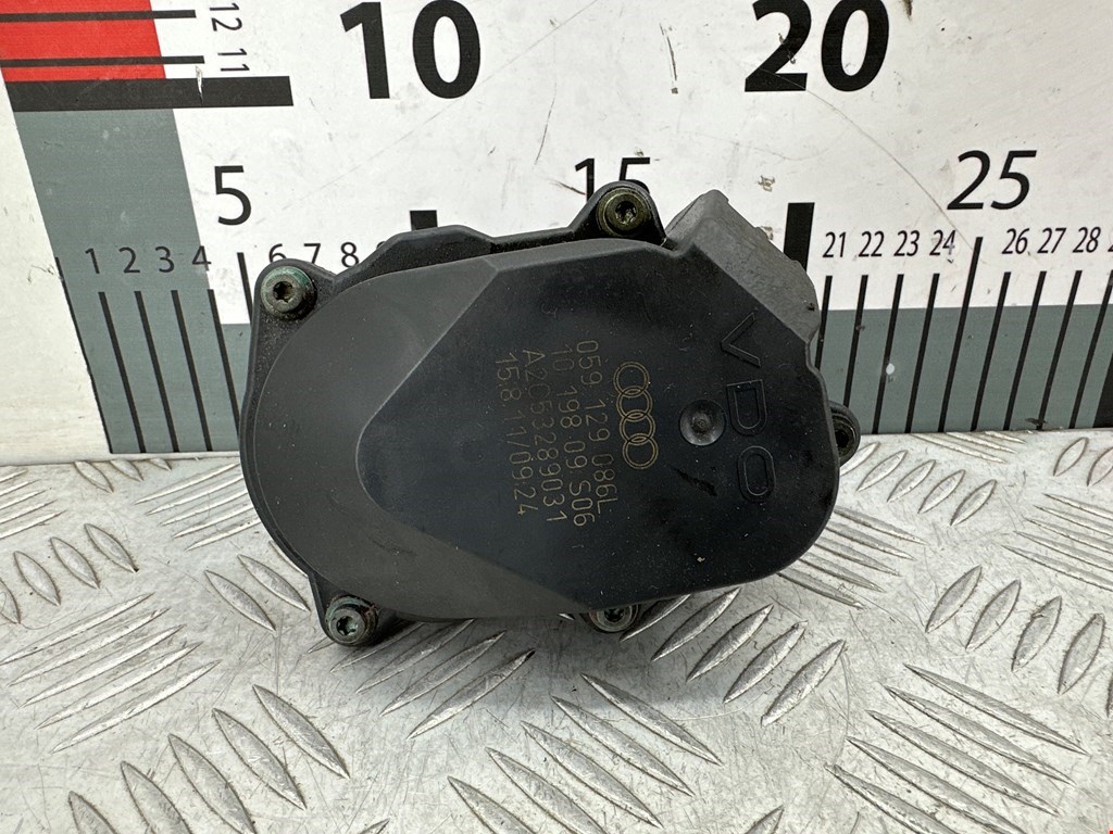 Сервопривод (электропривод моторчик привода) заслонок впускного коллектора Audi Q5 8R (2008-2017)