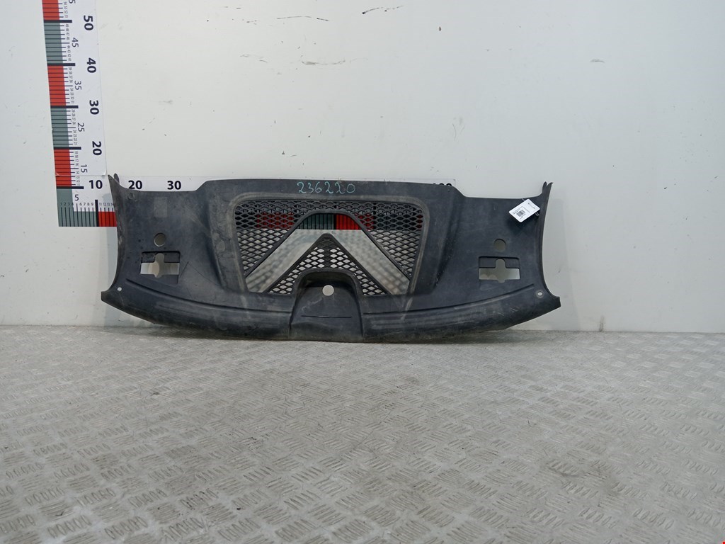 Накладка декоративная под капот (кожух замка капота и прочие) Porsche Macan (2013-2022)