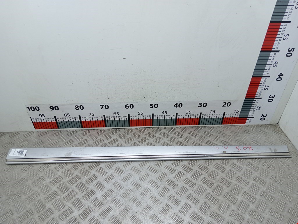 Накладка (молдинг) двери передней левой Mercedes C-Class (W203) (2000-2008)