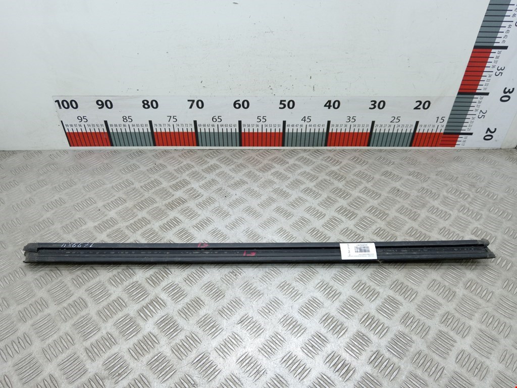 Накладка декоративная (молдинг) стекла двери задней левой Volkswagen Tiguan 1 (2007-2016)