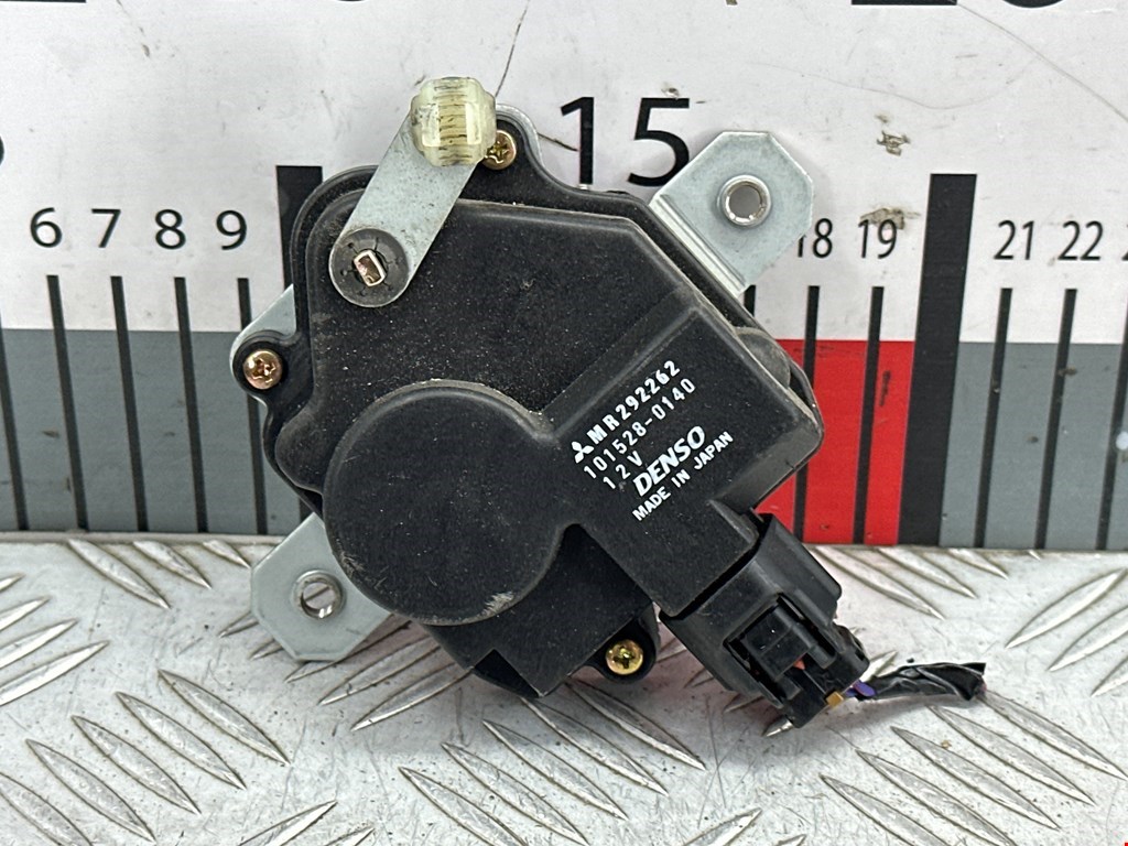 Сервопривод (электропривод моторчик привода) замка крышки багажника Mitsubishi Galant 8 (1996-2006)