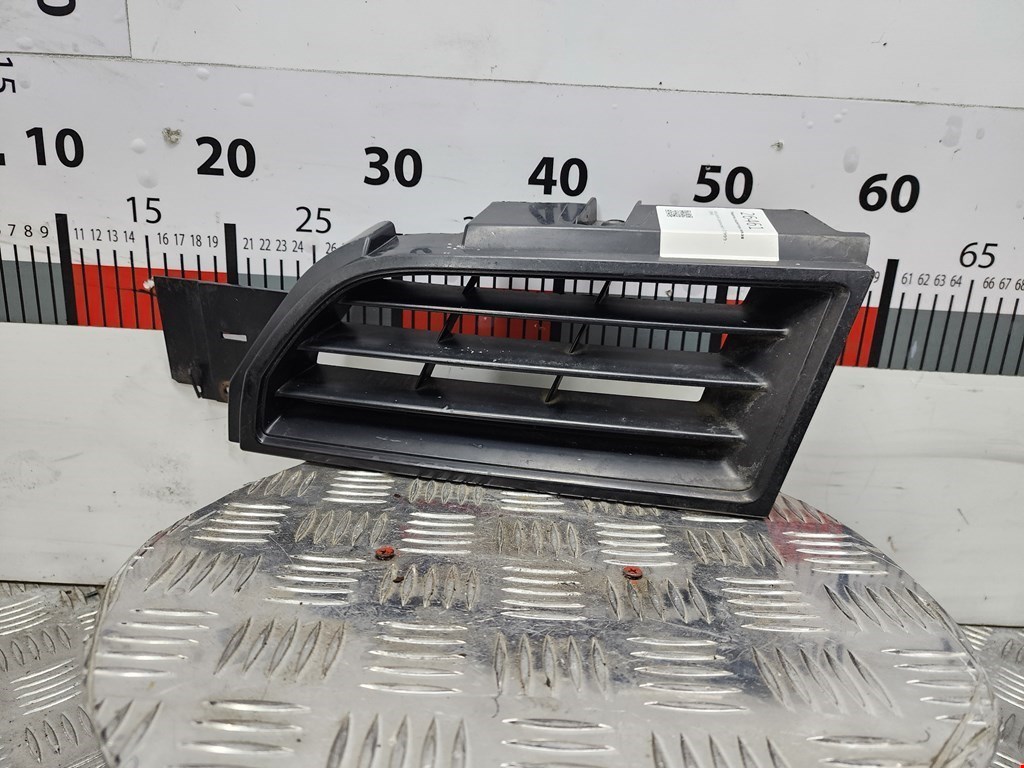 Решетка радиатора MITSUBISHI Carisma 1995-1999