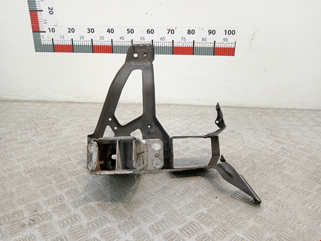 Кронштейн (крепление) фары правый BMW 5-Series (E60/E61) (2003-2010)