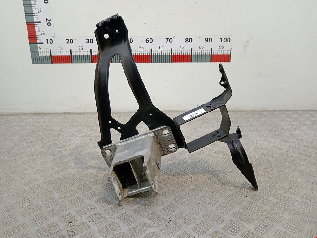 Кронштейн (крепление) фары правый BMW 5-Series (E60/E61) (2003-2010)