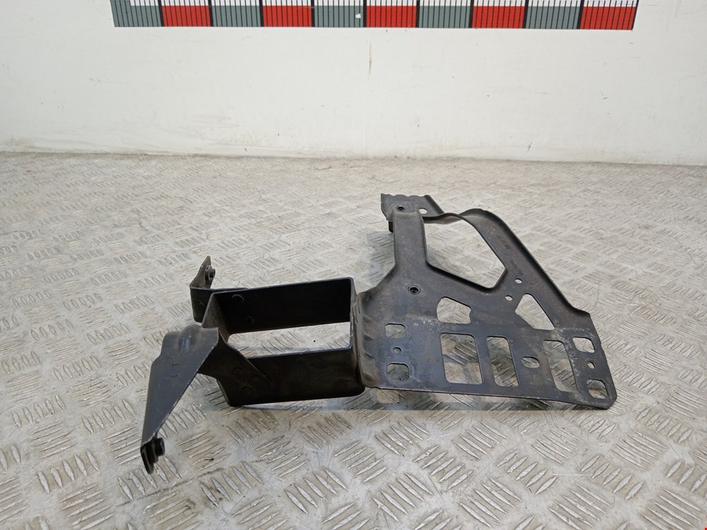 Кронштейн (крепление) фары правый BMW 5-Series (E60/E61) (2003-2010)