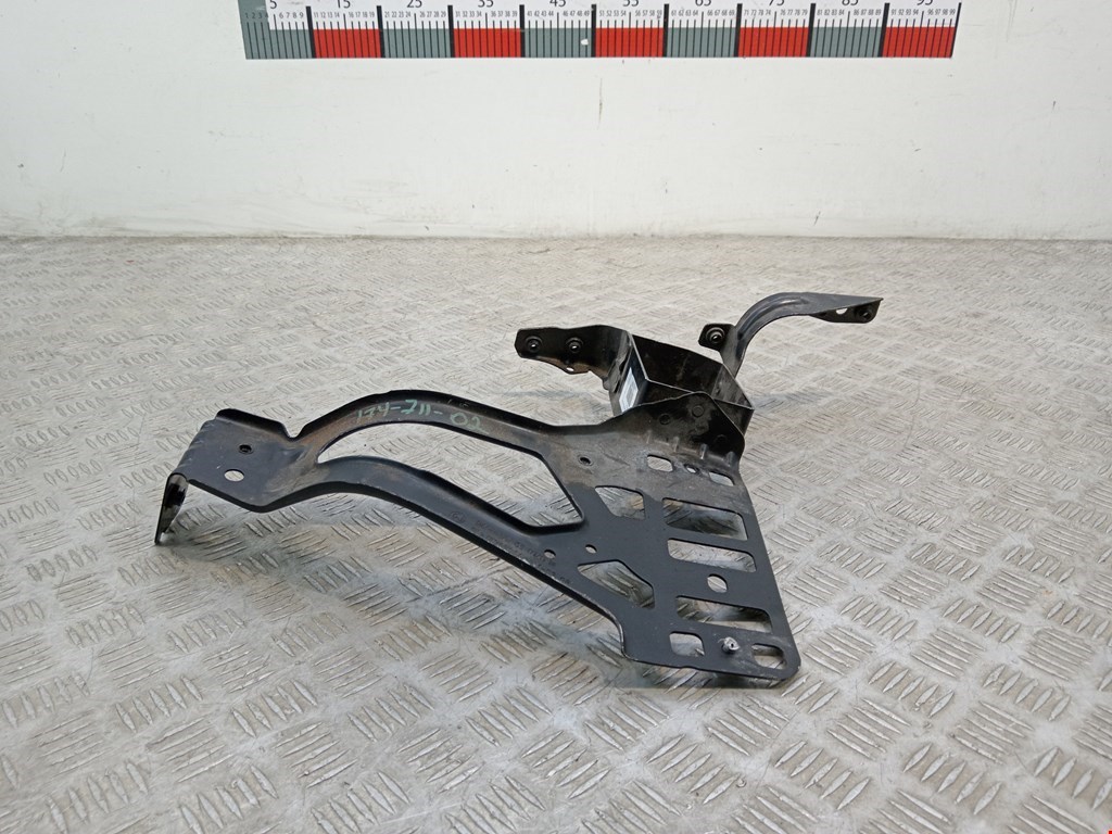 Кронштейн (крепление) фары правый BMW 5-Series (E60/E61) (2003-2010)