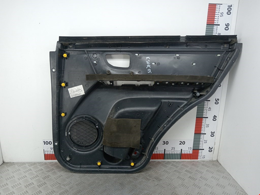 Обшивка двери задняя левая KIA Sorento 2002-2009
