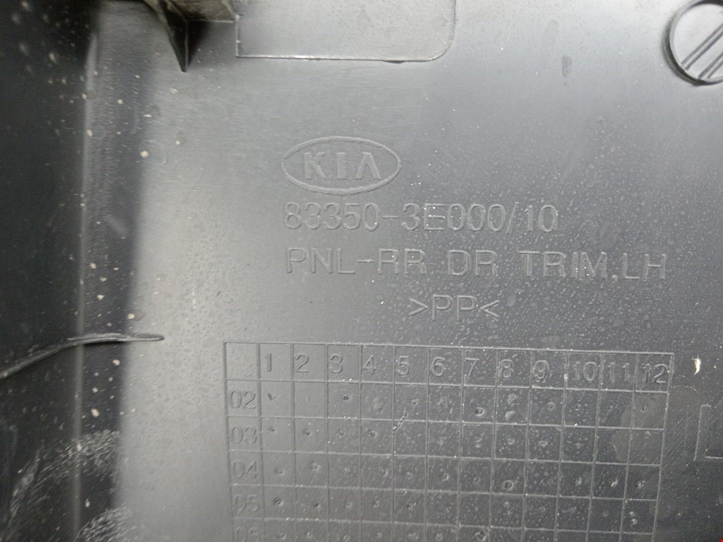 Обшивка двери задняя левая KIA Sorento 2002-2009