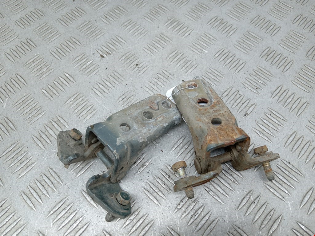 Петля двери передней правой Mitsubishi Galant 8 (1996-2006)