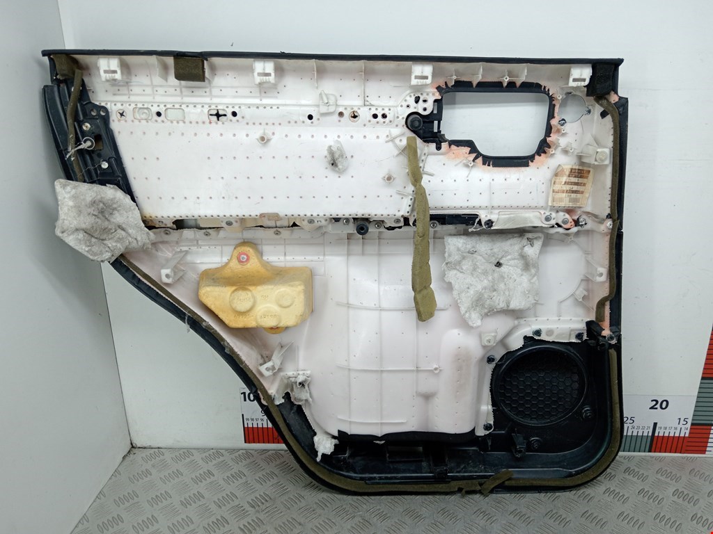 Обшивка двери задняя правая TOYOTA Land Cruiser 200 2007-2021