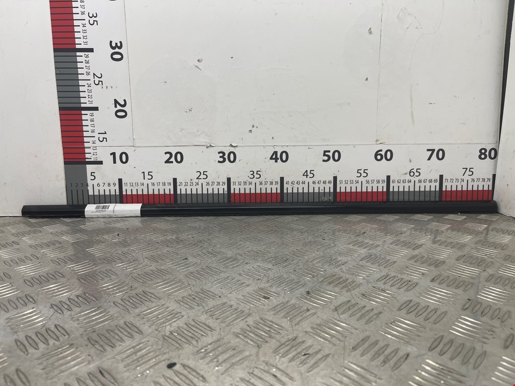 Накладка декоративная (молдинг) стекла двери задней левой Volkswagen Touareg 1 (2002-2010)