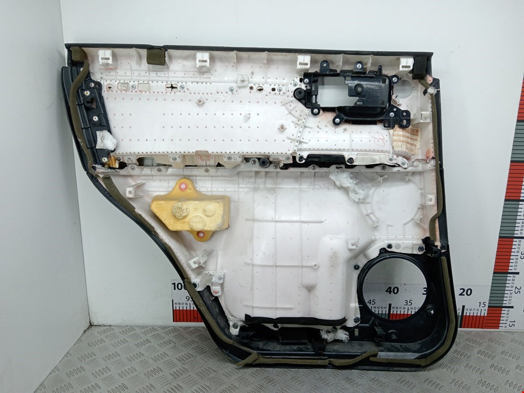 Обшивка двери задняя правая TOYOTA Land Cruiser 200 2007-2021