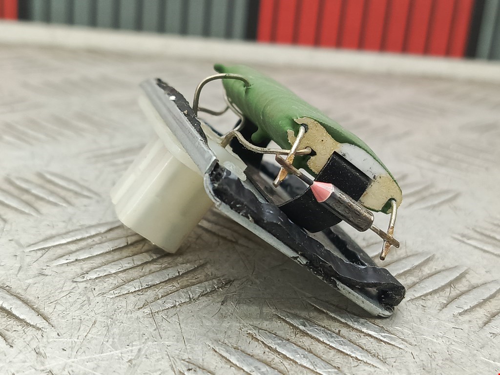 Резистор отопителя (сопротивление печки) VOLKSWAGEN Jetta II 1984-1992