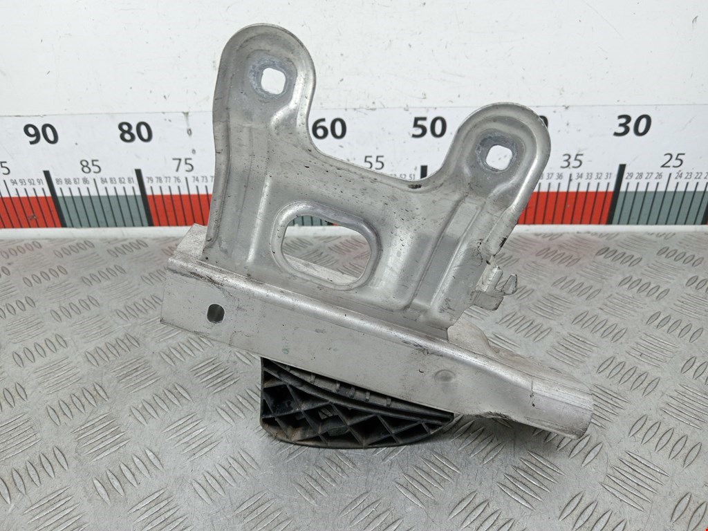 Кронштейн переднего бампера левый BMW 3er F30/F31/F80 2011-2019