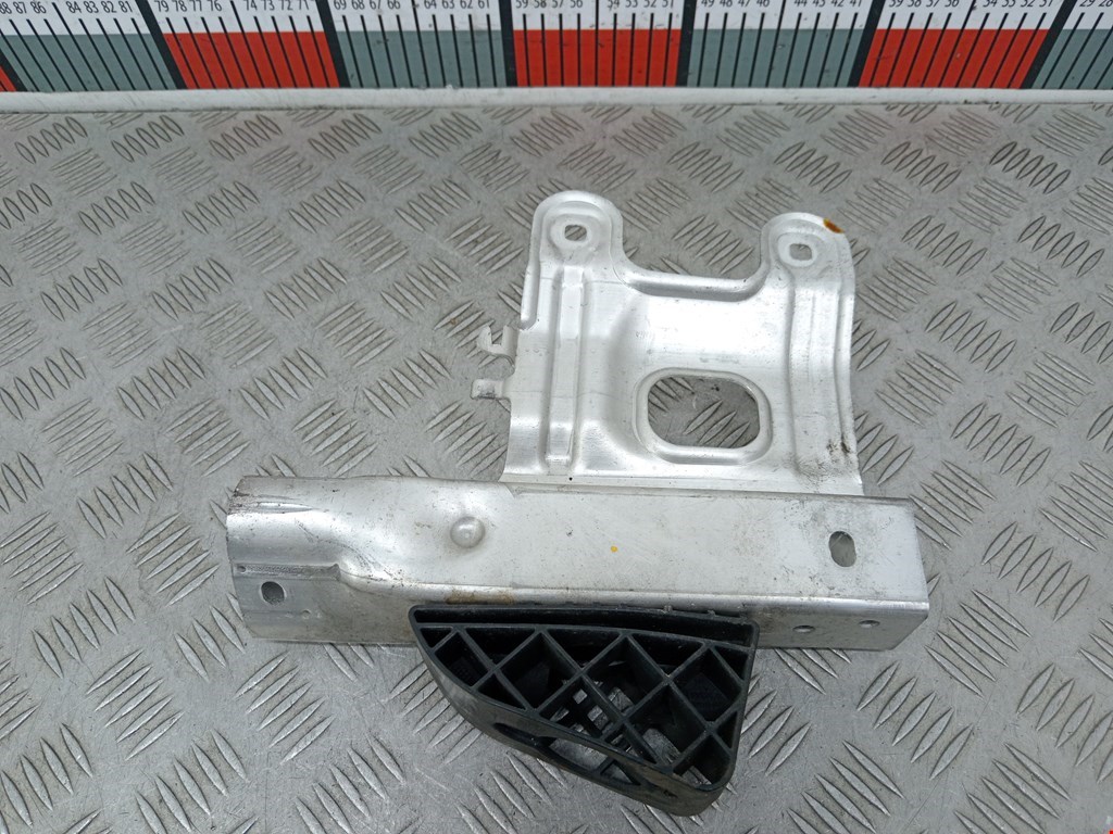 Кронштейн переднего бампера правый BMW 3er F30/F31/F80 2011-2019