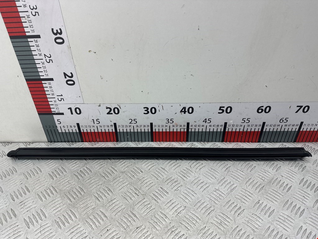 Уплотнитель стекла двери Volkswagen Tiguan 1 (2007-2016)