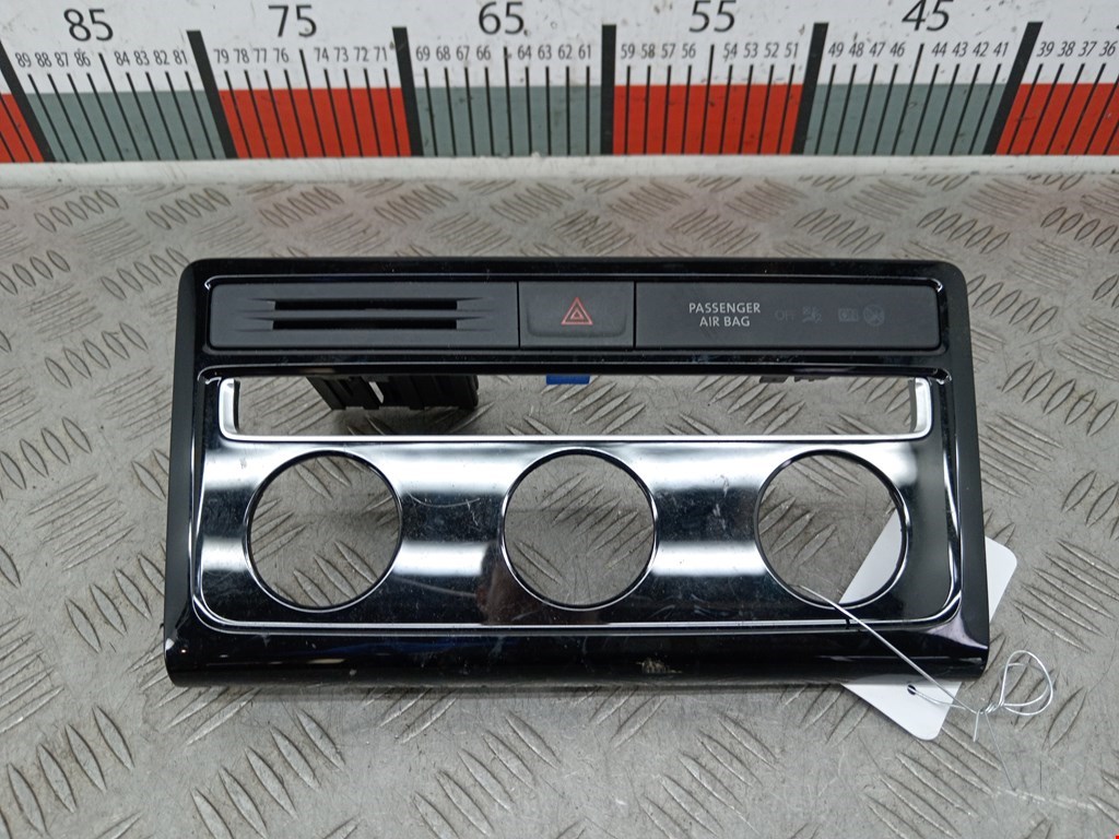 Кнопка аварийной сигнализации Volkswagen Golf Sportsvan (2014-2020)