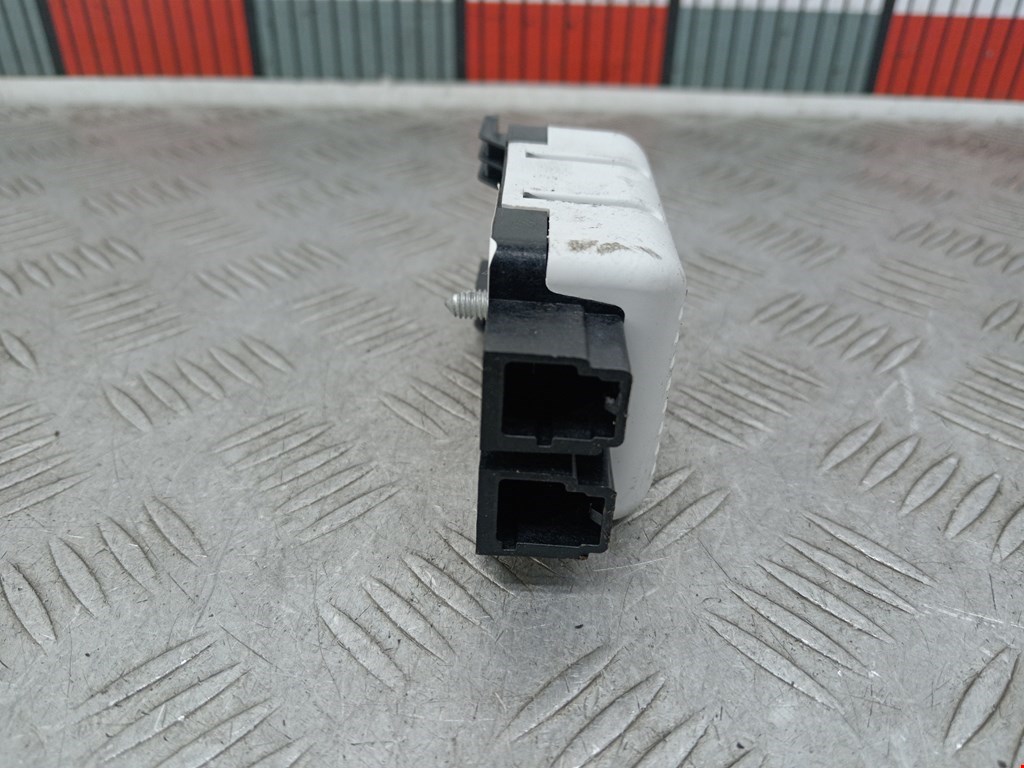 Усилитель антенны VOLKSWAGEN Golf Sportsvan 2014-2020