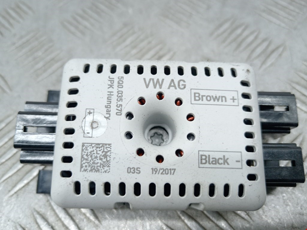 Усилитель антенны VOLKSWAGEN Golf Sportsvan 2014-2020