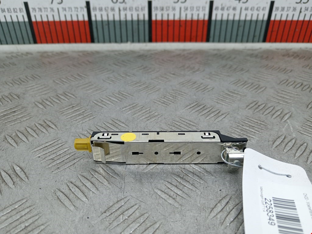 Усилитель антенны VOLKSWAGEN Golf Sportsvan 2014-2020