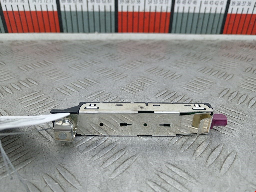 Усилитель антенны VOLKSWAGEN Golf Sportsvan 2014-2020