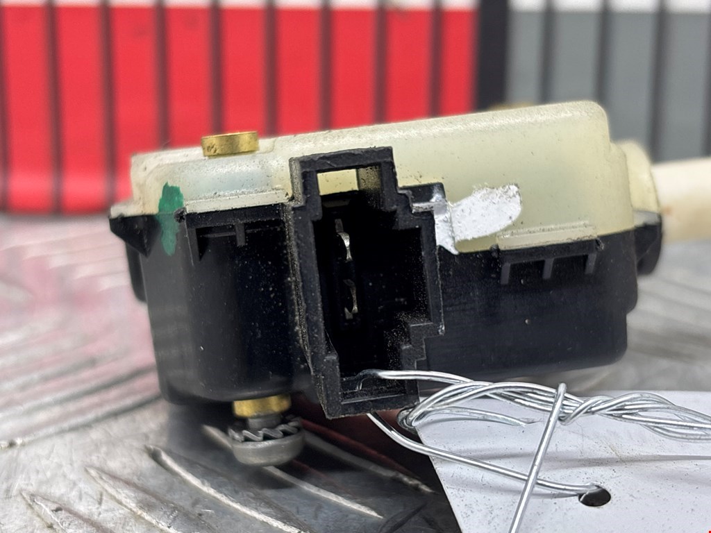 Активатор замка багажника VOLKSWAGEN Touareg 2002-2010