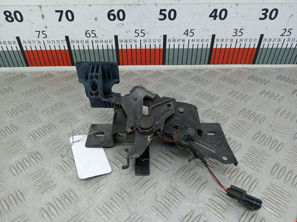 Крюк капота Tesla Model S (2012-2023)