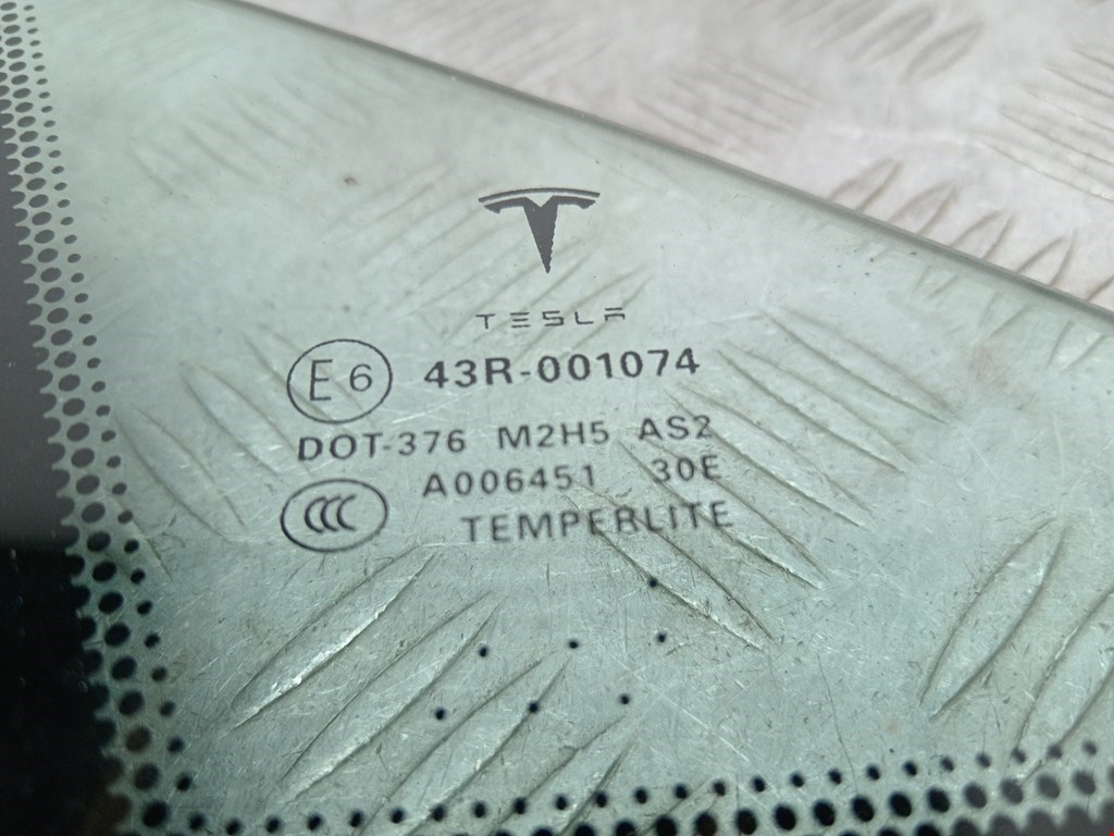 Стекло двери передней правой (форточка) TESLA Model S I 2012-н.в.