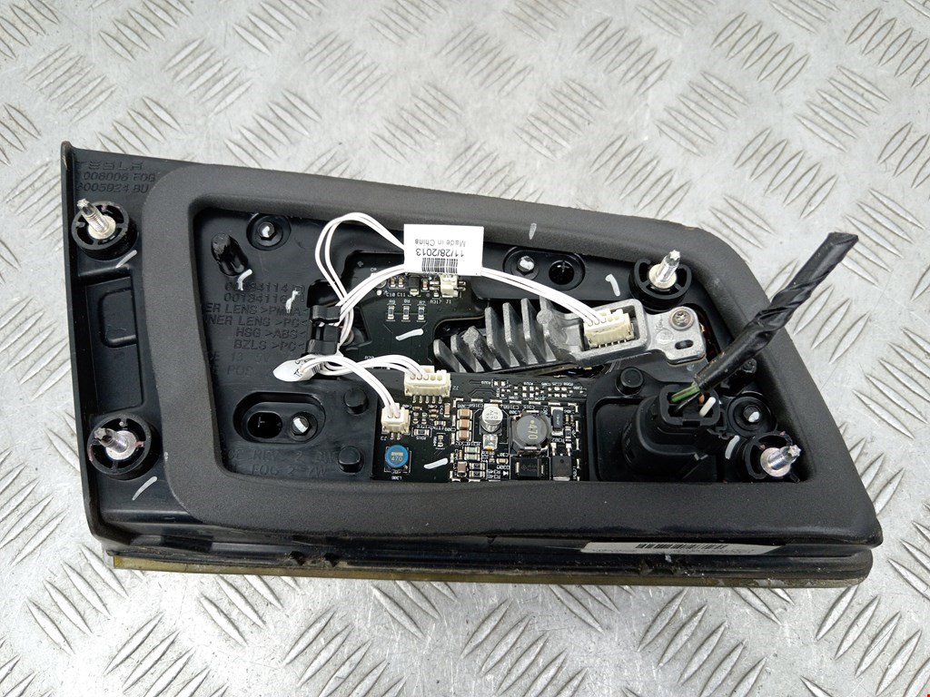 Фонарь задний внутренний правый TESLA Model S I 2012-н.в.