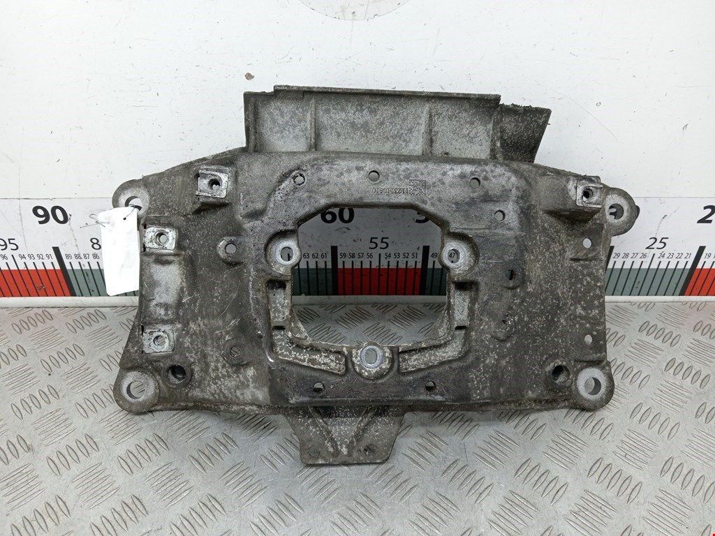 Кронштейн (крепление лапа траверса) кпп Audi A6 C7 (2011-2018)