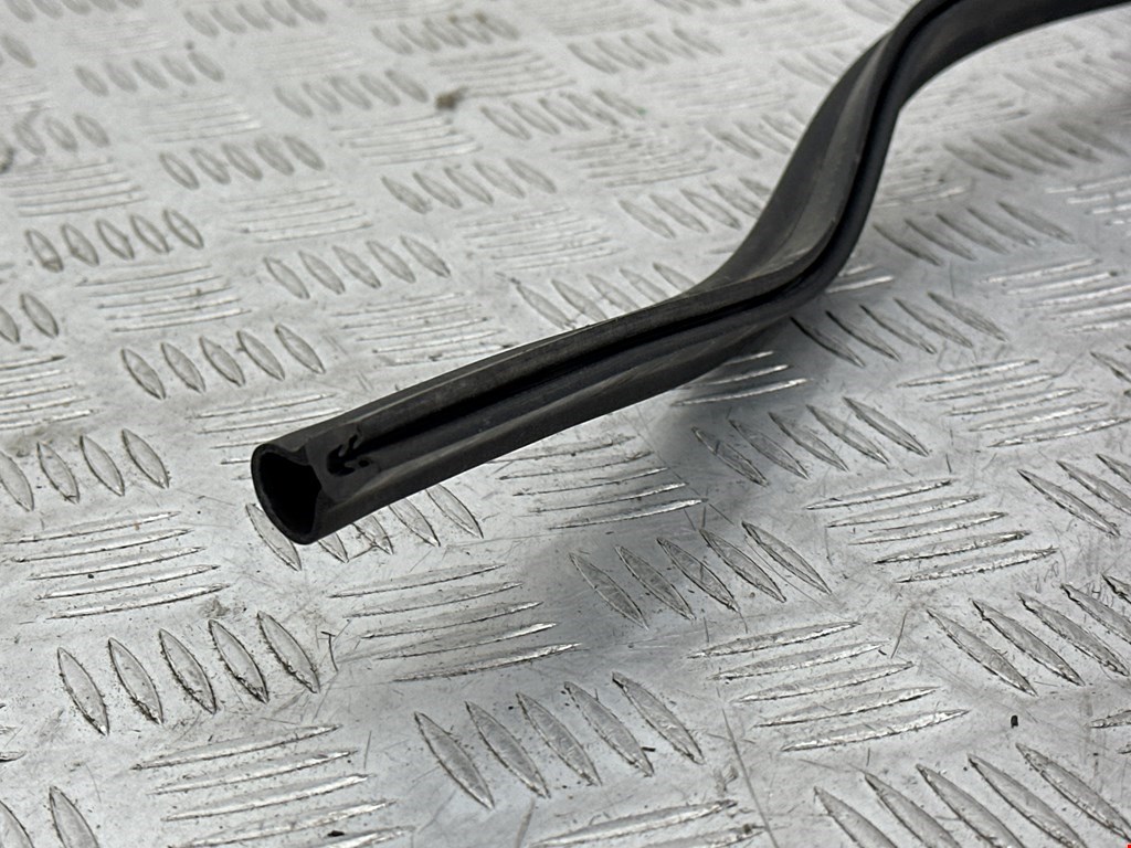 Уплотнитель (наружный) VOLKSWAGEN Tiguan 2007-2018