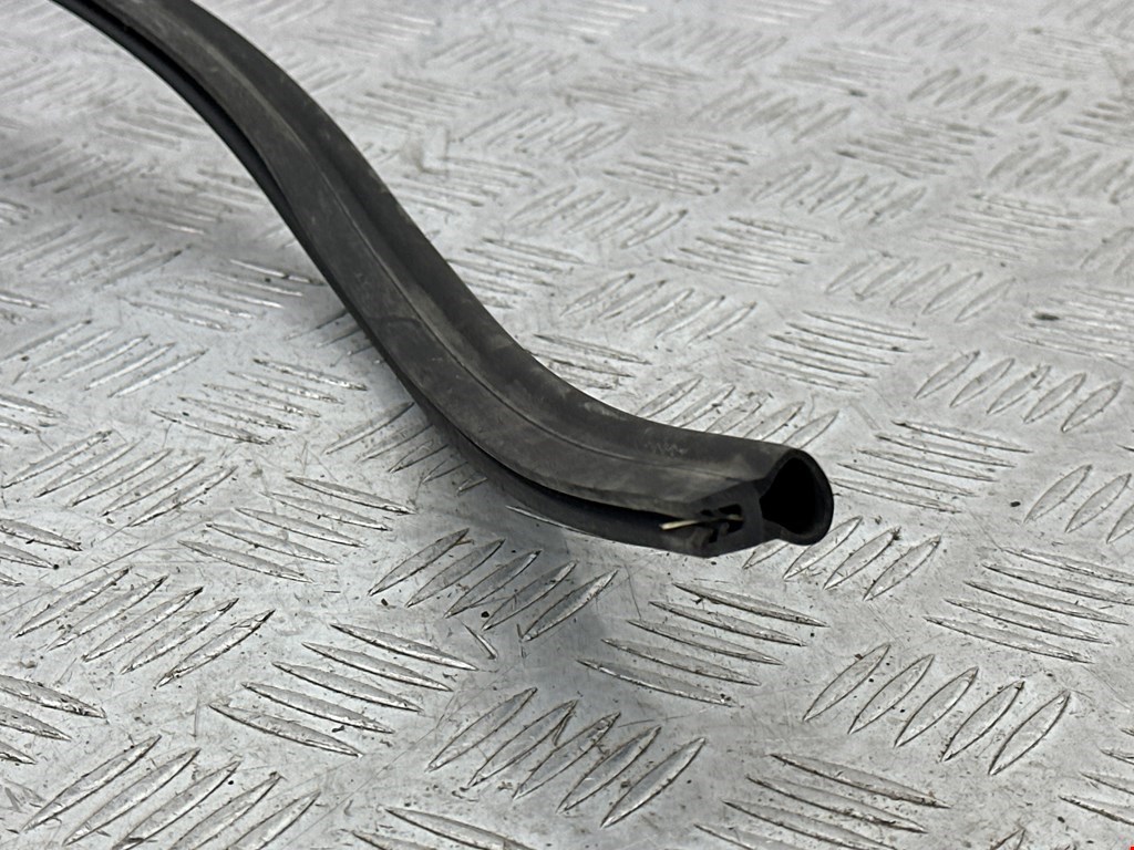 Уплотнитель (наружный) VOLKSWAGEN Tiguan 2007-2018