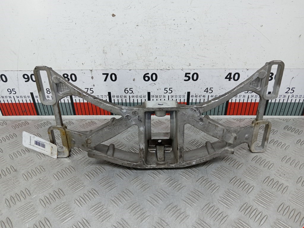 Кронштейн (крепление лапа траверса) кпп Jaguar XF (X250) (2007-2015)