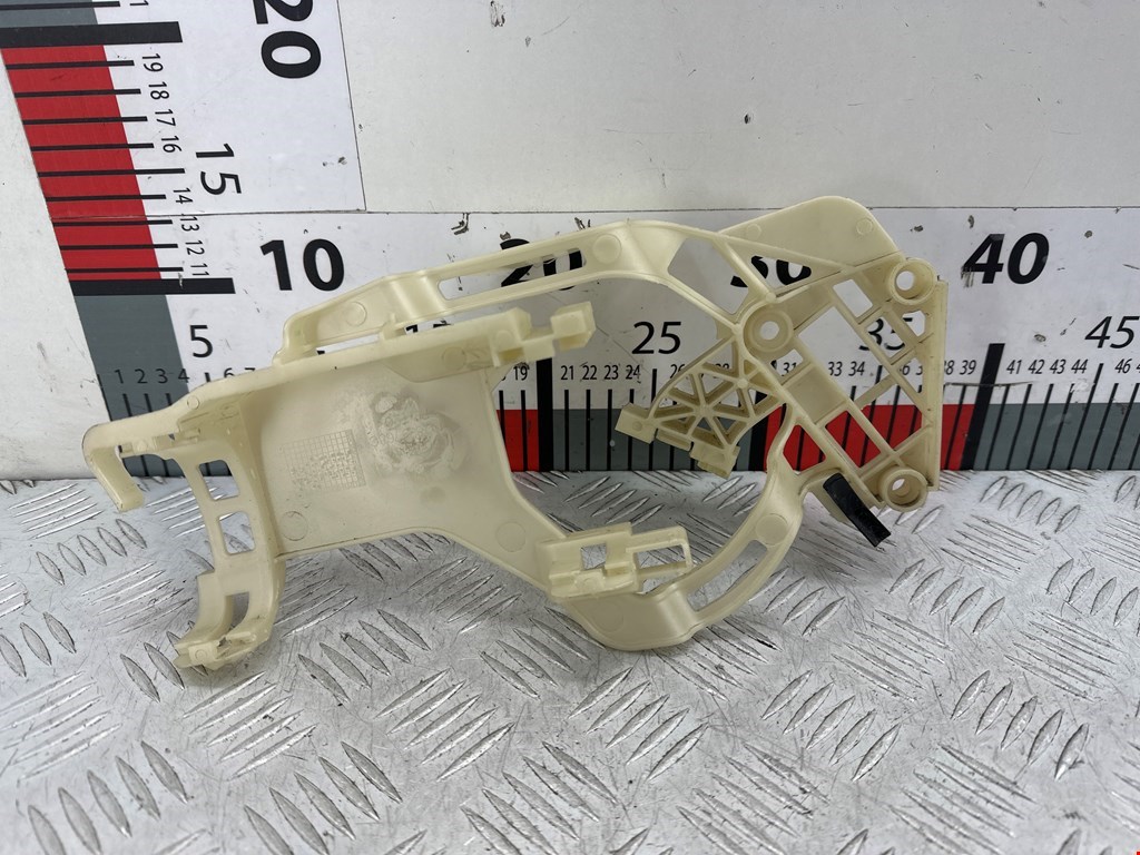 Кронштейн (держатель) ручки двери Volkswagen Tiguan 1 (2007-2016)