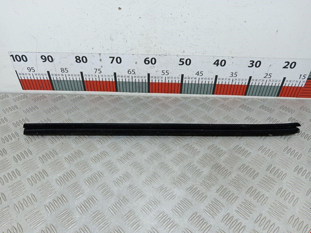 Уплотнитель (внутри) TESLA Model S I 2012-н.в.