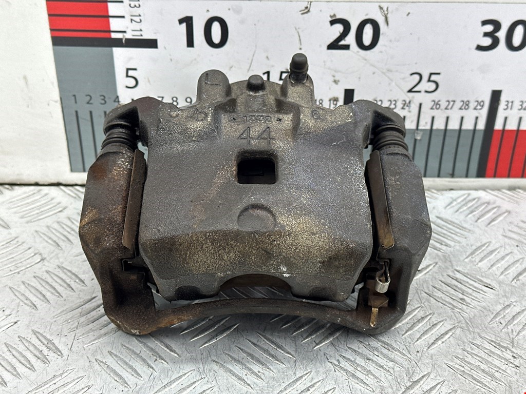 Суппорт передний левый Nissan Juke (2010-2019)