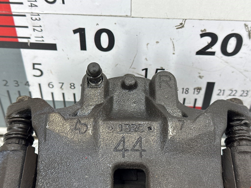 Суппорт передний правый NISSAN Juke 2010-2019