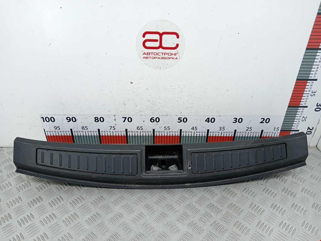 Накладка внутренняя на заднюю панель кузова (багажника замка багажника) Tesla Model S (2012-2023)