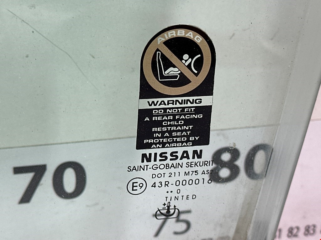 Стекло двери переднее левое NISSAN Navara III D40 2005-2015