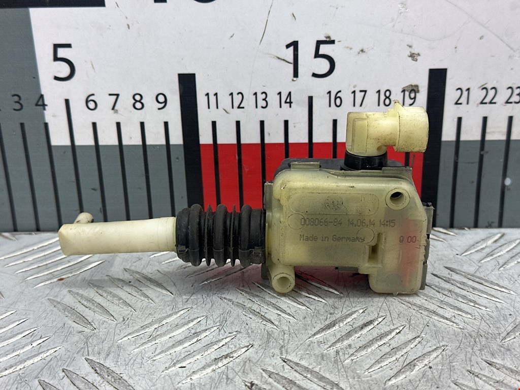 Сервопривод (электропривод моторчик привода) замка капота Tesla Model S (2012-2023)