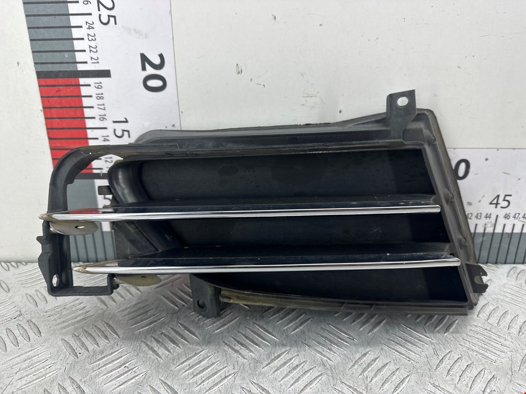 Люверс правый бампера переднего Tesla Model S (2012-2023)